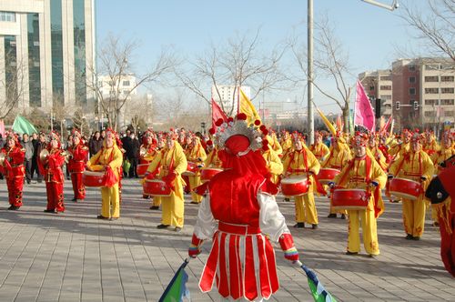 酒泉市2011年元宵節(jié)社火匯演期間，部分社火隊(duì)來公司拜年