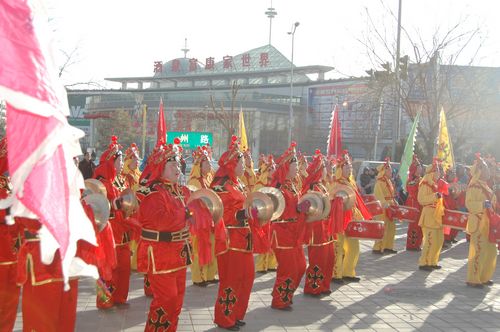 酒泉市2011年元宵節(jié)社火匯演期間，部分社火隊(duì)來公司拜年