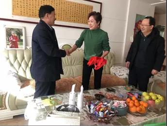 敦煌種業(yè)領導看望慰問公司老干部、老黨員及困難黨員職工