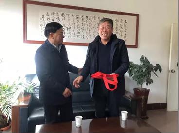 敦煌種業(yè)領導看望慰問公司老干部、老黨員及困難黨員職工