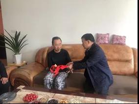 敦煌種業(yè)領導看望慰問公司老干部、老黨員及困難黨員職工