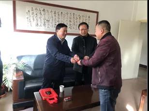 敦煌種業(yè)領導看望慰問公司老干部、老黨員及困難黨員職工