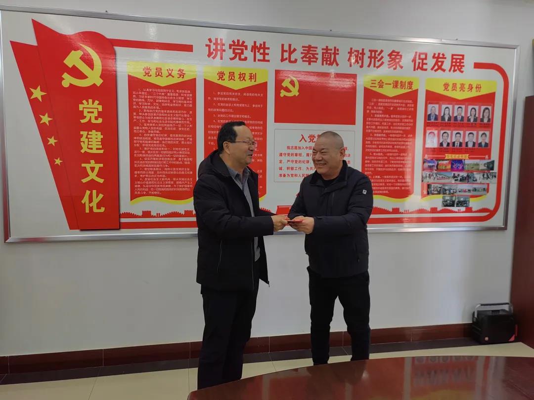 敦煌種業(yè)領導看望慰問公司老干部、老黨員及困難黨員職工
